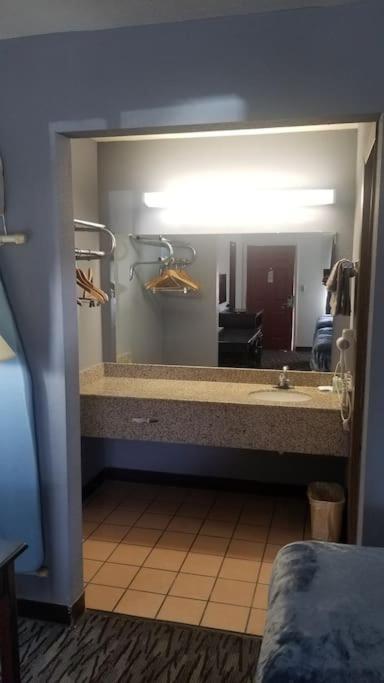 Osu King Bed Hotel Room 109 Wi-Fi Booking Stillwater Buitenkant foto
