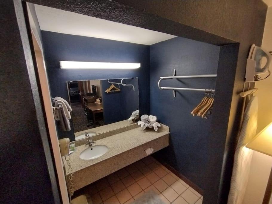Osu King Bed Hotel Room 109 Wi-Fi Booking Stillwater Buitenkant foto