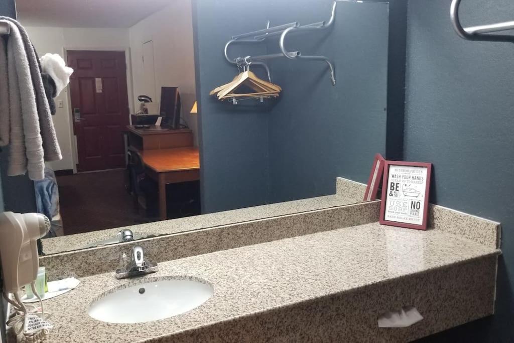 Osu King Bed Hotel Room 109 Wi-Fi Booking Stillwater Buitenkant foto